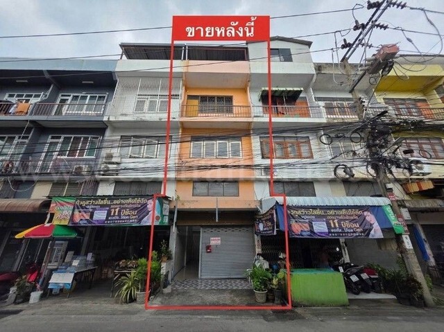 รหัสทรัพย์ : N1619ตึกแถว 3.5 ชั้น ซอยหลังการไฟฟ้าฝ่ายผลิต พระราม 7 ทำเลค้าขาย ติดถนนที่ตั้ง : ซอยบางกรวย-ไทรน้อย 12/3 ถนนบางกรวย-ไทรน้อย ตำบลบางกรวย อำเภอบางกรวย นนทบุรี 11130รายละเอียดทรัพย์- เนื้อที่ 16 ตารางวา 3.5 ชั้น มีชั้นลอย พื้นที่ใช้สอย 220 ตารางเมตร&nbsp;หน้ากว้าง 4 เมตร ลึก 16 เมตร- 3 ห้องนอน, 2 ห้องน้ำ-&nbsp;ซอยสามารถเข้าหลังการไฟฟ้าฝ่ายผลิต 800 เมตร ภายใน 3 นาที&nbsp;- ทำเลดีเหมาะสำหรับ