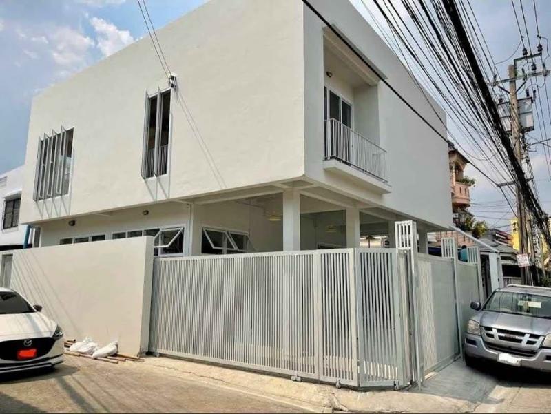 RHT2819ให้เช่า บ้านเดี่ยว หลังมุม เดินทางสะดวก เชื่อม ซอย 20 มิถุนา ซอยรัชดา 18 ได้   ย่านสุทธิสาร ใกล้รถไฟฟ้า​ใต้ดิน สุทธิสาร เพียง 700 ม. ใกล้ The Street ,บุญถาวร ,Home pro ใกล้ ตึกเมืองไทยเนื้อที่  40 ตร.ว.  3 ห้องนอน 3 ห้องน้ำ  1 แอร์​  จอดรถในบ้าน 2 คัน รอบบ้าน 3 คันสนใจติดต่อคุณเจี๊ยบ 092-851-6969Line:keti2522ราคาเช่า 65,000 บาท/เดือน สัญญาเช่าขั้นต่ำ 3 ปี เข้าอยู่จ่ายล่วงหน้า 1 เดือน เงินประกัน 2 เดือน แขวงสามเส�