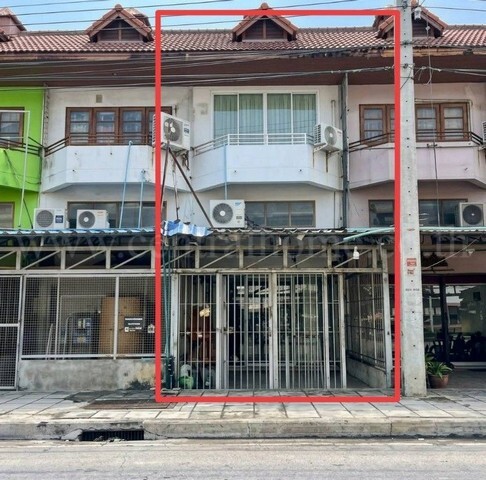 รหัสทรัพย์ : 7455อาคารพาณิชย์ 2.5 ชั้น ติดถนนหลัก แหล่งทำเลทำธุรกิจการค้า ราคาสุดคุ้มที่ตั้ง :&nbsp;ถนนสุดบรรทัด ตำบลบ้านป่า อำเภอแก่งคอย จังหวัดสระบุรี 18110รายละเอียดทรัพย์- อาคารพาณิชย์ 2.5 ชั้น ขนาดเนื้อที่ 19 ตารางวา พื้นที่ใช้สอย 249 ตารางเมตร- 3 ห้องนอน, 2 ห้องน้ำ, 1 ห้องครัว, 2 ห้องโถง, ต่อเติมข้างหน้า ข้างหลังเรียบร้อย จอดรถได้ 1 คัน สวยงามพร้อมเข้าอยู่- หน้าทรัพย์หันหน้าท