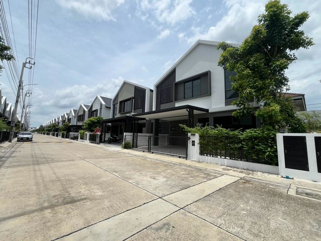 ขาย บ้านแฝดอารมณ์บ้านเดี่ยว ดีไซน์ยุโรปสุดหรู ทำเลสายไหม-พหลโยธิน ในโครงการ Eternity Grove สายไหม-พหลโยธิน รหัส TTR 2947ทำเลดี สังคมคุณภาพ ในโครงการ Eternity Grove สายไหม-พหลโยธิน บ้านทรงอิสระ ผนังไม่ติดใคร ให้ความเป็นส่วนตัวสูงสุดเหมือนอยู่บ้านเดี่ยว ในราคาสุดคุ้มค่าที่หาไม่ได้อีกแล้ว!รายละเอียดบ้านขนาดที่ดิน: 35.80 ตารางวาพื้นที่ใช้สอย: 155 ตารางเมตรฟังก์ชัน: 2 ห้องนอน | 3 ห้องน้ำ | 