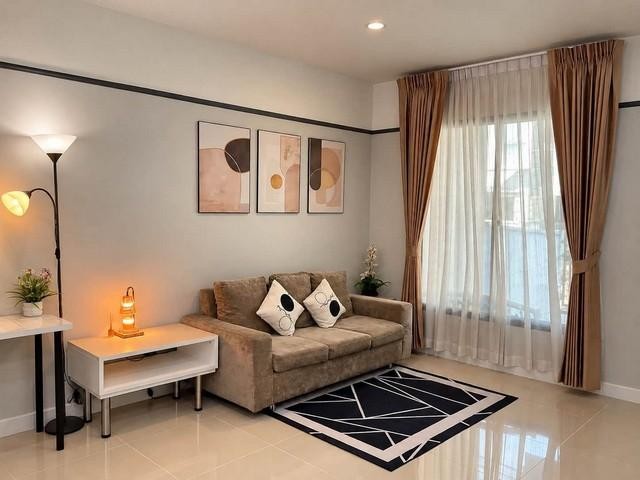ให้เช่าทาวน์โฮม 2 ชั้น 3 ห้องนอน พลีโน่ สุขุมวิท-บางนา Pleno Sukhumvit-Bangna ทำเลศักยภาพ ติดเมกะบางนา พร้อมคลับเฮ้าส์หรู และสวนขนาดใหญ่ติดต่อ:: ชยา โทร/ID Line:: 0942823961Link Line:: https://line.me/ti/p/3xFA1An8Kcรหัส# T26-1392ทาวน์โฮม 2 ชั้น พลีโน่ สุขุมวิท-บางนา Pleno Sukhumvit-Bangnao ทำเลศักยภาพ ติดเมกะ ทางด่วน และ รถไฟฟ้า พร้อมคลับเฮ้าส์หรู และ สวนขนาดใหญ่o ขนาดที่ดิน: 17.5 ตร.ว.o พื้นที่ใช้สอย: 106.5 ตร.ม.o 3 ห้องนอน 2 ห้องน้ำo 1 ครัว 1 ห้องเก็บข�