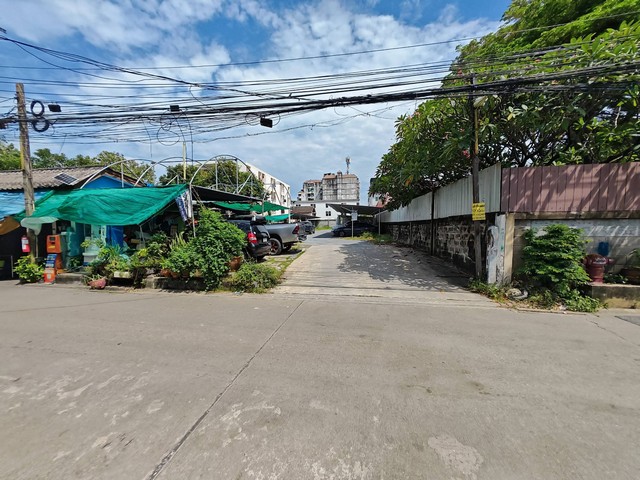 ให้เช่าที่ดินเปล่าแปลงสวย 261 ตรว. ย่านสรรพาวุธ - สุขุมวิท 68 ซอยกุศลศิลป์ ทำเลดี ใกล้ทางด่วนบางนา & BTS อุดมสุข  *** ราคาเช่า 50,000 บาท/เดือน  ติดต่อ::  ชยา โทร/ID Line:: 0942823961   Link Line:: https://line.me/ti/p/3xFA1An8Kcรหัส# T26-1374ที่ดินเปล่าแปลงสวย ย่านสรรพาวุธ - สุขุมวิท 68 ซอยกุศลศิลป์  ทำเลดี ใกล้ทางด่วนบางนา & BTS อุดมสุข รูปแปลงสี่เหลี่ยมผืนผ้าใช้งานง่าย!๐ เนื้อที่: 261 ตารางวา (ที่ดินเปล่า สภาพราบเรียบ)๐ หน้ากว�