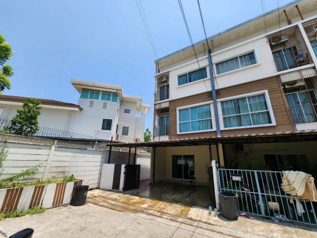 AOM 3245Village City พัฒนาการ 32  มี 3 ชั้นมี 4 ห้องนอนมี 3 ห้องน้ำมีครัวไทยและครัวฝรั่ง มีจอดรถได้ 2 คันมีพื้นที่ข้างบ้าน และจอดรถหน้าบ้านได้ ซอย 1 เดินทางสะดวก ติดกับรปภประตูด้านหน้า สามารถทะลุออกซอยพัฒนาการ 38 และ 44และสามารถทะลุได้ศรีนครินทร์ 24และทะลุอ่อนนุช 39 ใกล้รถไฟฟ้า MRT ศรีนครินทร์ ใกล้โรงเรียนนานาชาติสิงคโปร์ใกล้โรงเรียน กรุงเทพคริสเตียน ใกล้ถนนพัฒนาการ ค่าเช่า 35,000 �