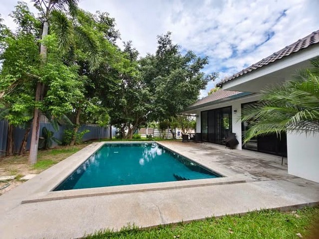 #โซนน้ำแพร่ #หางดง ลดราคาขาย 5.8 ล้าน 196 ตรว. Pool Villa หรู บ้านสวย บรรยากาศเงียบสงบ สวนกว้าง พร้อมสระว่ายน้ำและพื้นที่ใช้สอยขนาดใหญ่ เหมาะสำหรับอยู่อาศัยเอง บ้านพักตากอากาศ หรือการลงทุนด้านอสังหาริมทรัพย์รายละเอียดบ้านที่ดินขนาดใหญ่ประมาณ 196 ตร.ว.พื้นที่ใช้สอยภายในประมาณ 259.4 ตร.ม. (ไม่รวมโรงจอดรถและสระว่ายน้ำ)3 ห้องนอนขนาดกว้าง3 ห้องน้ำห้องนั่งเล่นขนาดใหญ่ พร้อมปร
