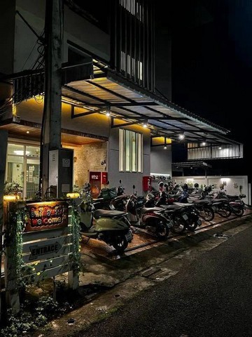 #โซนช้างเผือก ขาย 23.5 ล้าน อาคาร 4 ชั้น หอพัก 36 ห้อง #ผู้เช่าเต็มทุกห้อง รายได้ประมาณ 130,000++ บาท/เดือน บริหารจัดการผ่านมือถือได้ โอกาสลงทุนหอพักทำเลดี ใกล้ #มหาวิทยาลัยราชภัฏเชียงใหม่ #โรงพยาบาลลานนารายละเอียดหอพักที่ดิน 106 ตรว.อาคาร 4 ชั้นจำนวนทั้งหมด 36 ห้องห้องแอร์ 32 ห้องห้องพัดลม 4 ห้องค่าเช่าประมาณ 3,500–4,000 บาท/ห้อง/เดือนรายได้จากค่าเช่าประมาณ 126,000 บาท/เดือนขึ้นไปรายไ�