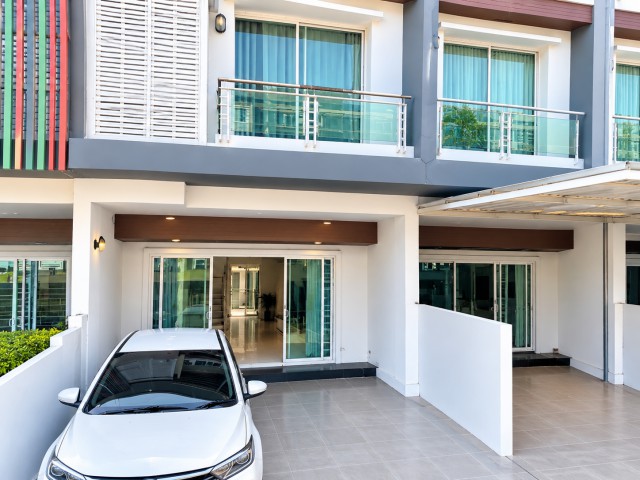 แยกแจ้งวัฒนะ 500 ม.เมืองทองธานี ให้เช่าทาวน์โฮม 3 ชั้นฟังก์ชั่น 3 นอน 3 น้ำ ใกล้รร.คลองเกลือ 600 ม.ตกแต่งครบ ขนาดที่ดิน 30 ตร.ว.พื้นที่ใช้สอย 140 ตร.ม.พร้อมเฟอร์ฯ และเครื่องใช้ไฟฟ้า เหมาะสำหรับอยู่อาศัย และผู้ที่ต้องการเดินทางสะดวก ใกล้แหล่งงาน ศูนย์การค้า รถไฟฟ้าสายสีชมพู และเมืองทองธานี  21,999 บ./ด.3-story townhome for rent located 500 m. from the Chaeng Watthana intersection and Muang Thong Thani. The property features 3 bed and 3 bath and is situated 600 m. from Khlong Kluea School. It comes fully 