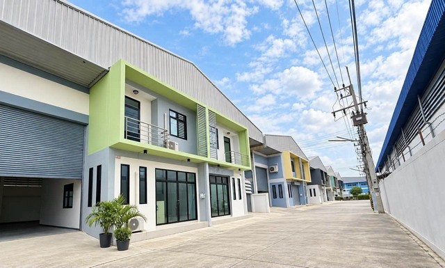 ขายต่ำกว่าทุน โรงงานพร้อมออฟฟิศ 2 ชั้น พื้นที่ใช้สอย 350 ตร.ม. บางน้ำจืด สมุทรสาครราคาขายเพียง 5.9 ล้านบาทที่ดิน 100.3 ตร.ว. เฉลี่ยเพียง 58,824 บาท/ตร.ว.ราคาน่าสนใจสำหรับโรงงานพร้อมสำนักงานและระบบสาธารณูปโภคจุดเด่นการลงทุน- โรงงานพร้อมสำนักงาน 2 ชั้น- พื้นที่ใช้สอยประมาณ 350 ตร.ม.- พื้นโรงงานรองรับน้ำหนัก 2 ตัน/ตร.ม.- โครงสร้างเพดานสูง โปร่งโล่ง ใช้งานได้หลากหลาย- ระบบไฟฟ้า 3 เ�