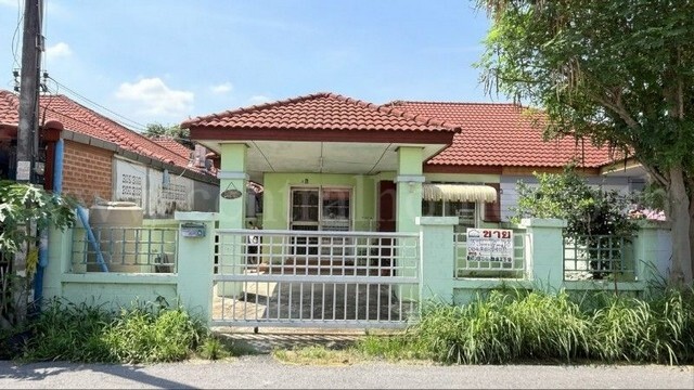 รหัสทรัพย์ : N1306บ้านแฝด หมู่บ้าน พรจิรา ลำลูกกา คลอง 7 (น้ำไม่ท่วม)ที่ตั้ง :&nbsp;ถนนเลียบคลอง 7 ตำบลบึงคำพร้อย อำเภอลำลูกกา จังหวัดปทุมธานี 12150รายละเอียดทรัพย์- บ้านแฝด 1 ชั้น ขนาดเนื้อที่ 32 ตารางวา พื้นที่ใช้สอย 90 ตารางเมตร- 2 ห้องนอน, 1 ห้องน้ำ, 1 ห้องนั่งเล่น, 1 ห้องครัว, 1 ที่จอดรถ- พื้นปูกระเบื้อง-&nbsp;หน้าบ้านหันทางทิศเหนือสิ่งอำนวยความสะดวก- สวนสาธารณะ,&nbsp;สนามเด็กเล่นสถาน�