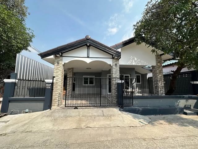 บ้านชั้นเดียว มบ. เคหะธานี 4  ซ.มิสทีน   4 ห้องนอน 2 ห้องน้ำ สถานที่ใกล้เคียงรร. เตรียมอุดมฯ น้อมเกล้า(RH1614)ติดต่อAgent  :Mr. Denchai                  : 09-8481-8989                  :06-2839-4747 ID Line        :0984818989                   :https://line.me/ti/p/LRgsghypggหมู่บ้าน เคหะธานี4 ที่ตั้ง  ซ.มิสทีน ถนนราษฎร์พัฒนาซอย 5 รามคำแหง สะพานสูง กทม.บ้านชั้นเดียว 40 ตารางวา  4 ห้องนอน  2 ห้องน้ำ ห้องรับแขก ห้องโถง ห้องครัว จอดรถได้ 1 คันสถานที่ใกล้เคียงรร. เตรียมอุดมฯ น้อมเก