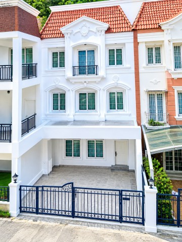 ให้เช่า Townhome หรู ราชพฤกษ์–จรัญ 13 ใกล้ BTS บางหว้า 1.45 กม. โรงเรียนบางจาก เขตภาษีเจริญ 700 ม.สไตล์อิตาเลียน บ้านหรู 3 ชั้น 3 ห้องนอน 3 ห้องน้ำ พื้นที่ 32 ตร.ว. 250 ตร.ม. ตกแต่งสวยสไตล์ Italian & Neo Classic พร้อมเฟอร์นิเจอร์และบิวท์อินครบทั้งหลัง มีสระว่ายน้ำ ฟิตเนส และสวนขนาดใหญ่ ค่าเช่า 34,997 บาท/เดือนRatchaphruek–Charan 13 Fully furnished with built-ins, 5 air conditioners, Luxury 3-storey townhome on Ratchaphruek Road, featuring elegant Italian & Neo Classic interiors. 3 bedrooms, 3 ensuite bathrooms, 32 sq.wah and 250 sq.m.  complete kitchen a