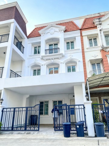 ให้เช่า Townhome หรู ราชพฤกษ์–จรัญ 13 | สไตล์อิตาเลียน บ้านหรู 3 ชั้น 3 ห้องนอน 3 ห้องน้ำ ใกล้ BTS บางหว้า 1.45 กม. โรงเรียนบางจาก เขตภาษีเจริญ 700 ม. พื้นที่ 32 ตร.ว. 250 ตร.ม. ตกแต่งสวยสไตล์ Italian & Neo Classic พร้อมเฟอร์นิเจอร์และบิวท์อินครบทั้งหลัง มีสระว่ายน้ำ ฟิตเนส และสวนขนาดใหญ่ ค่าเช่า 34,998 บาท/เดือนLuxury 3-storey townhome on Ratchaphruek Road, featuring elegant Italian & Neo Classic interiors. 3 bedrooms, 3 ensuite bathrooms, 32 sq.wah and 250 sq.m. Fully furnished with built-ins, 5 air conditioners, complete kitchen and beds in every room. 