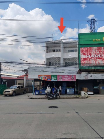 ขายอาคารพาณิชย์ 3 ชั้น 2คูหา พร้อมลานเก็บสินค้า 176 ตร.ว. ติดถนนใหญ่ 8 เลน ปทุมสายนอก ใกล้แยกปทุมวิไล 900 ม..TPI-3559.โอกาสสำหรับผู้ที่กำลังมองหาอาคารพาณิชย์พร้อมพื้นที่เก็บสินค้าในทำเลเมืองปทุมธานี ทรัพย์ประกอบด้วยอาคารพาณิชย์เดิม 3 ชั้น 2 คูหา หลังริม 74 ตร.ว.และที่ดินด้านหลังขนาด 102 ตารางวา ซึ่งเป็นพื้นที่เก็บสินค้าแบบเปิดโล่ง อยู่ติดกับอาคารและขายรวมเป็นแปลงเดียว�
