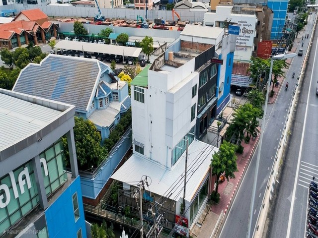 ขายอาคารพาณิชย์ 4 ชั้น 800 ตร.ม. ถนนบรมราชชนนี – ปิ่นเกล้า ใกล้ Central ปิ่นเกล้า*** ราคาขาย 24 ล้านบาท *** ราคาเช่า 120,000 บาท/เดือน  ติดต่อ:: คุณชยา โทร/ID Line:: 0942823961   Link Line:: https://line.me/ti/p/3xFA1An8Kcรหัส # T26-1389อาคารพาณิชย์ 4 ชั้น ถนนบรมราชชนนี – ปิ่นเกล้า๐ ที่ดินประมาณ 50 ตร.ว.๐ พื้นที่ใช้สอยประมาณ 800 ตร.ม.๐ หน้ากว้างประมาณ 13 เมตร๐ ทำเลดี ริมถนนบรมราชชนนี มองเห็นได้ชัดจากถนนหลัก๐ อาคารมีด้านหนึ่งไม่ติดกับอาค
