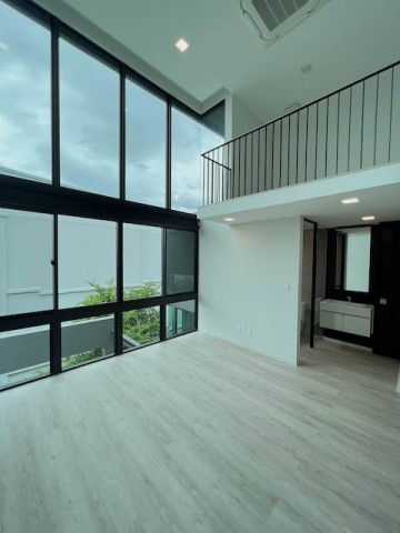 BH4463 ให้เช่าบ้านหรู VIVE กรุงเทพกรีฑา บ้านเดี่ยว 3 ชั้น พร้อมลิฟต์ส่วนตัว ที่ดิน 81.60 ตร.ว. พื้นที่ใช้สอย 421 ตร.ม.&nbsp;Agent คุณบัว (Bua)Tel: 093-646-4597LINE ID: Bua093เริ่มต้น 175,000 บาทต่อเดือนให้เช่าบ้านเดี่ยวหรู 3 ชั้น โครงการ VIVE กรุงเทพกรีฑา ทำเลถนนกรุงเทพกรีฑา แขวงทับช้าง เขตสะพานสูง กรุงเทพมหานคร บ้านขนาดใหญ่พร้อมลิฟต์ส่วนตัว เหมาะสำหรับครอบครัวที่ต้องการพื้นที่ใช้สอยกว้างขวาง ความเป็นส่วน