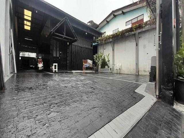 ให้เช่าบ้านเดี่ยวชั้นเดียว พร้อมสตูดิโอ เพดานสูง ซอยลาดพร้าว 134 เหมาะทำออฟฟิศหรือสตูดิโอ จอดรถ 7 คัน ใกล้ MRT บางกะปิราคาเช่า 32,000 บาท / เดือน ( สัญญาขั้นต่ำ 1 ปี ประกัน 2 เดือน ล่วงหน้า 1 เดือน )ที่ตั้ง ถนนลาดพร้าว ซอยลาดพร้าว 134 แขวงคลองจั่น เขตบางกะปิ กรุงเทพมหานคร 10240ติดต่อ : คุณภัสพงณ์ 0634098164Line : deedaa24https://www.facebook.com/profile.php?id=61581484955548เนื้อที่ 54 ตารางวา 1 ห้องนอน 1 ห้องน้ำ และ 1 ห้องสตูดิโอ ขนา�