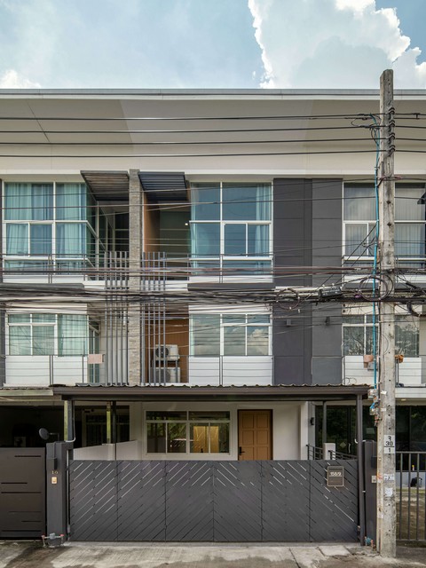 ให้เช่า - ขายทาวน์โฮม 3 ชั้น 206 ตรม. 4 ห้องนอน รีโนเวทใหม่ ลาดพร้าว–นาคนิวาส ใกล้เลียบด่วน *** ราคาเช่า 50,000 บาท/เดือน *** ราคาขาย 6.79 ล้านบาท ต่อรองได้ ติดต่อ::  ชยา โทร/ID Line:: 0942823961   Link Line:: https://line.me/ti/p/3xFA1An8Kcรหัส# T26-1414ทาวน์โฮม 3 ชั้น รีโนเวทใหม่ ลาดพร้าว–นาคนิวาส บ้านสวยสไตล์ Modern Loft พื้นที่ใหญ่ ฟังก์ชันครบ๐ เนื้อที่ 25 ตร.ว. ๐ พื้นที่ใช้สอย 206 ตร.ม.๐ 4 ห้องนอน สไตล์ penthouse loft มีชั้นลอยในห้อง๐ 5 ห้องน้ำ แบ่ง