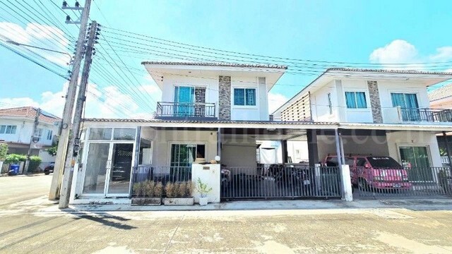 รหัสทรัพย์ : N1759บ้านแฝด เดอะ ไนน์ รังสิต-คลอง 9 &nbsp;ใกล้ถนนวงแหวนรอบนอก หลังมุม เหมาะสำหรับเปิดร้านที่ตั้ง :&nbsp;ถนนเลียบคลอง 9&nbsp;ตำบลลำลูกกา อำเภอลำลูกกา จังหวัดปทุมธานี 12150รายละเอียดทรัพย์- บ้านแฝด 2 ชั้น เนื้อที่ 40 ตารางวา พื้นที่ใช้สอย 160 ตารางเมตร- ต่อเติมห้องสำหรับขายของ หรือ ร้านทำผม, ร้านทำเล็บ- 3 ห้องนอน,&nbsp;2 ห้องน้ำ,&nbsp;1 ห้องรับแขก,&nbsp;1 ห้องครัว, 2 ที่จอดรถ- หน้าบ้านหันท