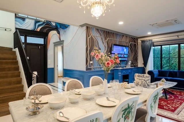 BH4480 ขายบ้านหรู Nantawan Rama 9 – Krungthep Kreetha New Road รหัส BH4480Agent คุณบัว (Bua)โทร 093-646-4597LINE ID: Bua093ราคาเช่า 190,000 บาทต่อเดือนบ้านเดี่ยวแปลงมุม ตกแต่งหรูสไตล์ French Classic Luxury ระดับโรงแรม 5 ดาว พร้อมเฟอร์นิเจอร์และเครื่องใช้ไฟฟ้าครบ เข้าอยู่ได้ทันทีที่ดิน 106.5 ตารางวา พื้นที่ใช้สอย 302 ตารางเมตร4 ห้องนอน 5 ห้องน้ำ 1 ห้องแม่บ้านที่จอดรถ 3–4 คัน บ้านหันหน้าทิศใต้อนุญาตให้เลี้ยงสัตว์ รับลูกค้าทุกสัญชาติราคาขาย 39.5