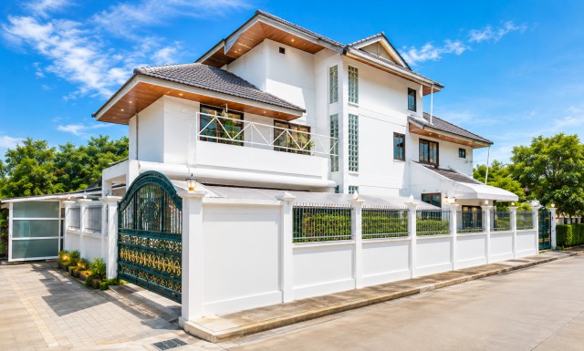 ห้วยขวาง รัชดา18 5นอน MRT สุทธิสาร 700ม.450 ตร.ม.ซอย 20 มิถุนา ให้เช่าบ้านเดี่ยว 3 ชั้น 52,999-54,999B-M 100ตร.วา. ทำเลศักยภาพย่านสุทธิสารรร.นานาชาติ KIS 2.3 กม.เหมาะอยู่อาศัย และโฮมออฟฟิศ  4 น้ำ ใกล้ตลาดห้วยขวาง 1.9 กม.จดทะเบียนบริษัทได้ .พื้นที่ใช้สอยขนาดใหญ่ เป็นส่วนตัว เดินทางสะดวก เชื่อมต่อรัชดาภิเษก แหล่งธุรกิจ รองรับการใช้งานระยะยาวอย่างมีคุณภาพHuaiKhwang area. 5bed Ratchada18 MRT Sutthisan 700m. 52,999-54,999B-M  3-story detached house for rent 1