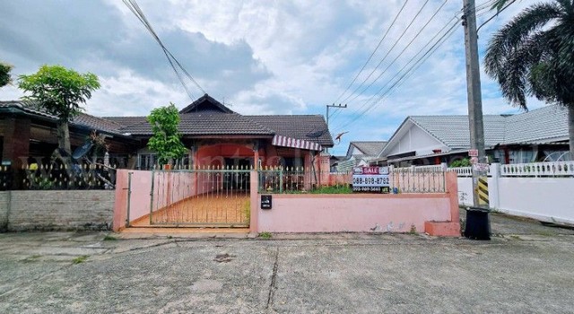 รหัสทรัพย์ : N1219บ้านแฝดชั้นเดียว รวิพรเพลส หลังริม (ขนาดเท่าบ้านเดี่ยว) ทำเลดี เนินพลับหวาน พัทยา สำหรับพักอาศัยเอง หรือซื้อลงทุนรีโนเวทปล่อยเช่า ถูกสุดในโครงการ!!!!ที่ตั้ง : ถนนเนินพลับหวาน ตำบลหนองปรือ อำเภอบางละมุง จังหวัดชลบุรี 20150รายละเอียดทรัพย์- บ้านแฝด ชั้นเดียว, ขนาดเนื้อที 50&nbsp;ตารางวา พื้นที่ใช้สอย 120 ตารางเมตร- 2 ห้องนอน, 2&nbsp;ห้องน้ำ, 1 ห้องนั่งเล่น, 1 ห้องคร