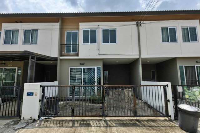 ขายทาวน์เฮ้าส์ 2 ชั้น บ้านพฤกษา ลาดกระบัง–ฉลองกรุง ถนนสังฆประชา แยกจากถนนฉลองกรุง แขวง ลำผักชี เขตหนองจอก จ.กรุงเทพมหานคร   รหัสทรัพย์ (Code ID)  : PAP-26-MU5_205_1  ถนนสังฆประชา แยกจากถนนฉลองกรุง แขวง ลำผักชี เขตหนองจอก จ.กรุงเทพมหานคร  ราคา 1,720,000 บาท  ( ราคาต่อรองได้ )  รายละเอียดทรัพย์ -  เนื้อที่  17.4 ตร.ว. -  บ้านหันไปทางทิศตะวันออกเฉียงใต้  พิกัดทรัพย์ : https://maps.app.goo.gl/ivUYQ3aA6mKBgFkY7  สถานที่ใกล้เคีย