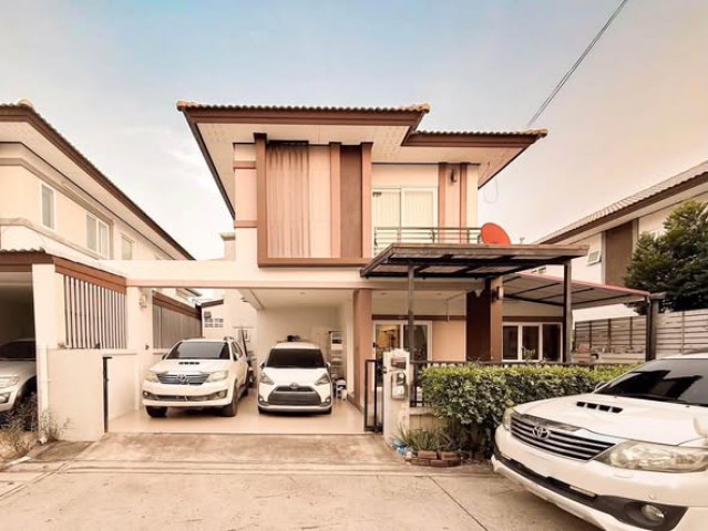AOM 3251บ้านเดี่ยว 2 ชั้น ทำเลดีหมู่บ้านภัททาเลตอยู่ซอยพรประภานิมิตร 26บ้านเดี่ยว 2 ชั้น  พร้อมเข้าอยู่ราคาเพียง 4.2 ล้านบาทลดเหลือ 4,000,000 บาทค่ะ3 ห้องนอน3 ห้องน้ำ 1 ห้องนั่งเล่น1 ห้องครัวเนื้อที่ 40.8 ตรว. พื้นที่ใช้สอย 163.2 ตรม.ที่จอดรถในบ้าน 2 คัน หน้าบ้าน 1 คันมีค่าส่วนกลางเดือนละ 1,400 บาทแถมฟรีชุดเฟอร์นิเจอร์ห้องนอน Built-in 3 ห้องนอนผ้าม่าน 2 ชั้นและมู่ลี่ทั้งหลังแอร์ Inverter 5 เครื่องช�