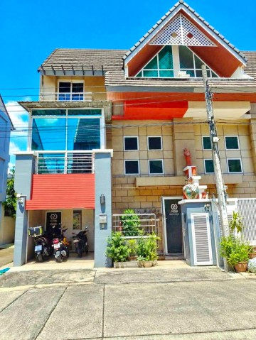 ศิลปหัตถกรรมกรุงเทพ 500 ม.ลาดพร้าว 83-91 ให้เช่าโฮมออฟฟิศ 3 ชั้นหลังมุม 7 ห้องทำงาน 3 น้ำ ใกล้แม็คโคร ลาดพร้าว 800 ม.ชุมชน รร. รพ.และศูนย์การค้า ที่ดิน 28.2 ตร.ว.พื้นที่ใช้สอย 330 ตร.ม.พร้อมเฟอร์ฯเครื่องใช้ไฟฟ้า เหมาะสำหรับทำสำนักงาน หรือพักอาศัย เข้า-ออกได้สะดวก ใกล้MRT ลาดพร้าว-มหาดไทย 32,999 บาท/เดือนLocated in the Silpa Hatthakam Krungthep area Lat Phrao Soi 83–91 this 3-story corner home office features 7 workspaces 3 bath and a 28.2 sq.w. land plot with 330 sq.m. of usable space. Fully furnished with appliances and