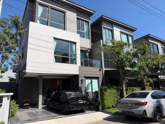 ให้เช่าบ้าน 3 ชั้น บ้านกลางเมือง ดิ อิดิชั่น บางนา แต่งสวยพร้อมอยู่ ใกล้ Mega Bangnaรหัสทรัพย์ BH4461ติดต่อ Agent คุณบัว Buaโทร 093-646-4597LINE ID Bua093บ้านกลางเมือง ดิ อิดิชั่น บางนา บ้าน 3 ชั้น ตกแต่งสวย พร้อมเฟอร์นิเจอร์และ Built-in พื้นที่ใช้สอยขนาดใหญ่ 241 ตารางเมตร เหมาะสำหรับครอบครัวที่ต้องการบ้านกว้างขวาง เป็นส่วนตัว พร้อมพื้นที่ทำงานที่บ้านรายละเอียดบ้านบ้าน 3 ชั้น4 ห้องนอน 4 ห้องน้ำพื้�