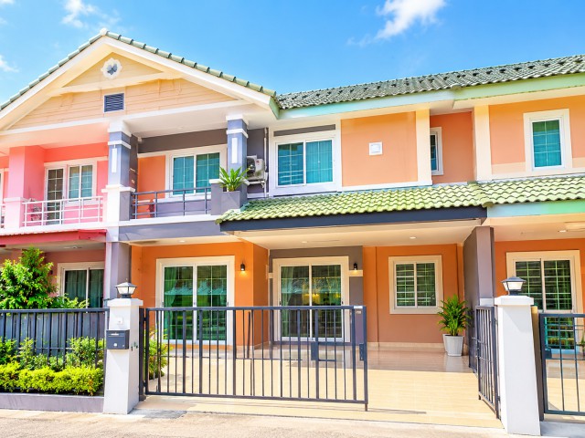 ตลาดรุ่งโรจน์ คลอง 4 800 ม.รังสิต-นครนายก ให้เช่าทาวน์เฮ้าส์รีโนเวทใหม่ 2 ชั้น3 นอน 3 น้ำ  ใกล้ Market Village รังสิต 1.4 กม.ที่ดิน 24 ตร.ว.พื้นที่ 190 ตร.ม.พร้อมเฟอร์ฯบิวท์อิน และสิ่งอำนวยความสะดวกครบครันภายในโครงการ  ทำเลสะดวก ใกล้แหล่งช้อปปิ้ง ตลาด สถานศึกษา โรงพยาบาล และสถานที่สำคัญ เชื่อมต่อดอนเมืองโทลล์เวย์ และมอเตอร์เวย์  12,499 บาท/เดือน Newly renovated 2-story townhouse for rent near Rungroj Market Khlong 4 located 800 m. from Rangsit-Nakhon Nay