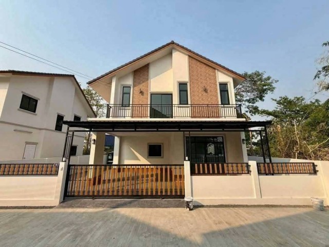 Pre-Sale เพียง 3.19 ล้าน | #ต้นเปา–#บ่อสร้าง #สันกำแพง บ้านสร้างใหม่ 2 ชั้น สไตล์ Nordic Minimal บ้านหลังใหญ่ บนที่ดินแปลงใหญ่ ดีไซน์นอร์ดิกมินิมอล สวยทันสมัย ฟังก์ชันครบ!รายละเอียดบ้าน- 4 ห้องนอน- 3 ห้องน้ำ- 1 ห้องครัว- 1 ห้องรับแขก- ที่จอดรถในร่ม 2 คัน- ที่ดินเริ่มต้น 70 ตารางวาราคา Pre-Sale เพียง 3.19 ล้านบาทจองเพียง 5,000 บาทฟรีค่าโอนตรวจเอกสารฟรีของแถมพร้อมเข้าอยู่- มิเตอร์น้ำ–ไฟ- เคาน์เตอร์คร�